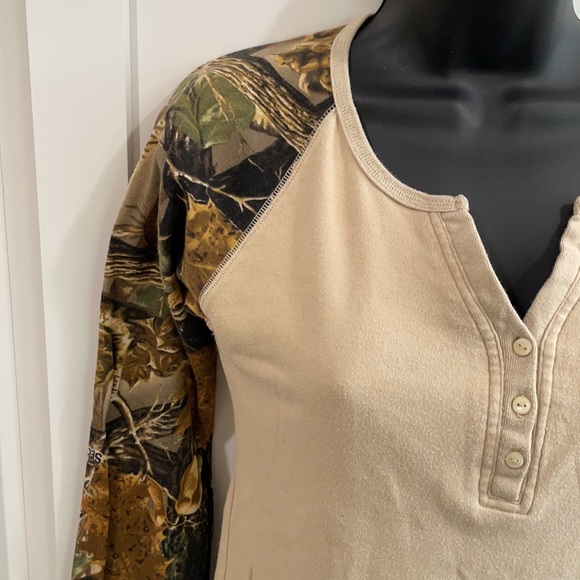 Cabela’s women’s small baseball tee - Picture 3 of 5